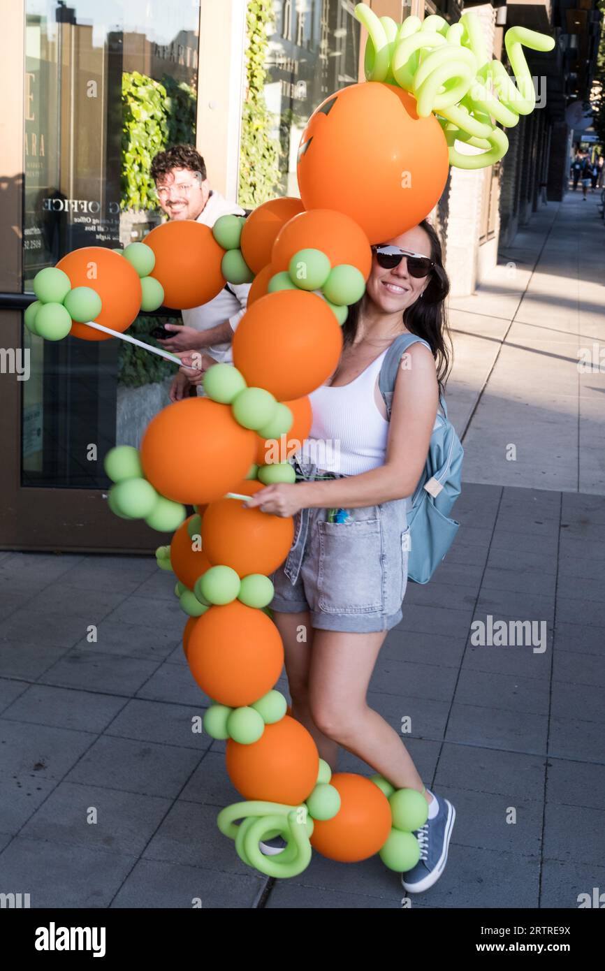 Seattle, USA. September 2023. Eine Person mit halloween-Ballon-Stick. Stockfoto