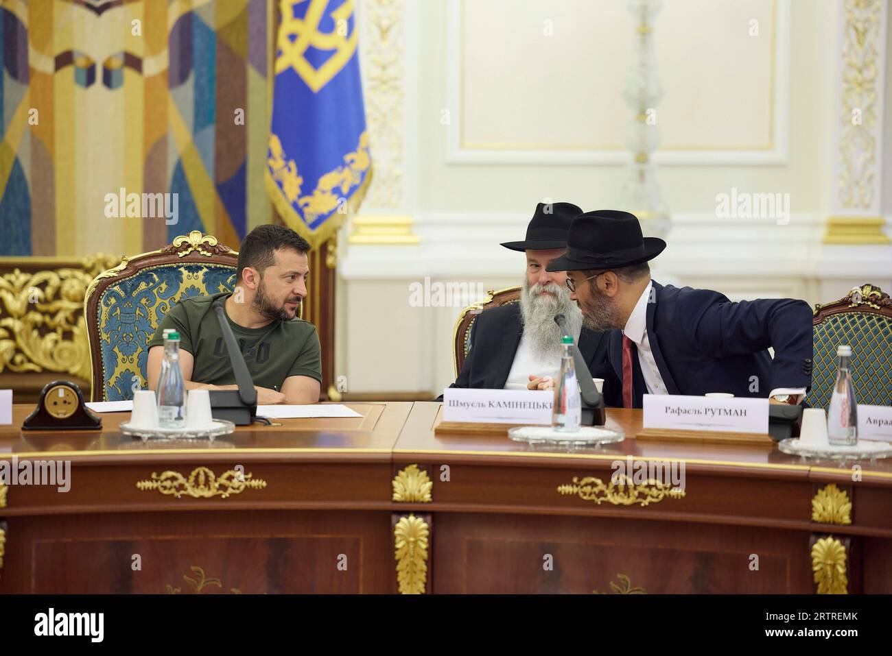 Kiew, Ukraine. September 2023. Der ukrainische Präsident Wolodymyr Zelenskyj hört auf Rabbi Raphael Rutman, rechts, wie der Oberrabbiner von Dnipro Schmuel Kaminetsky, Zentrum, bei einem Treffen mit dem jüdischen Klerus im Mariinskyi-Palast am 14. September 2023 in Kiew, Ukraine, beobachtet. Kredit: Ukrainischer Ratsvorsitz/Ukrainisches Pressebüro/Alamy Live News Stockfoto