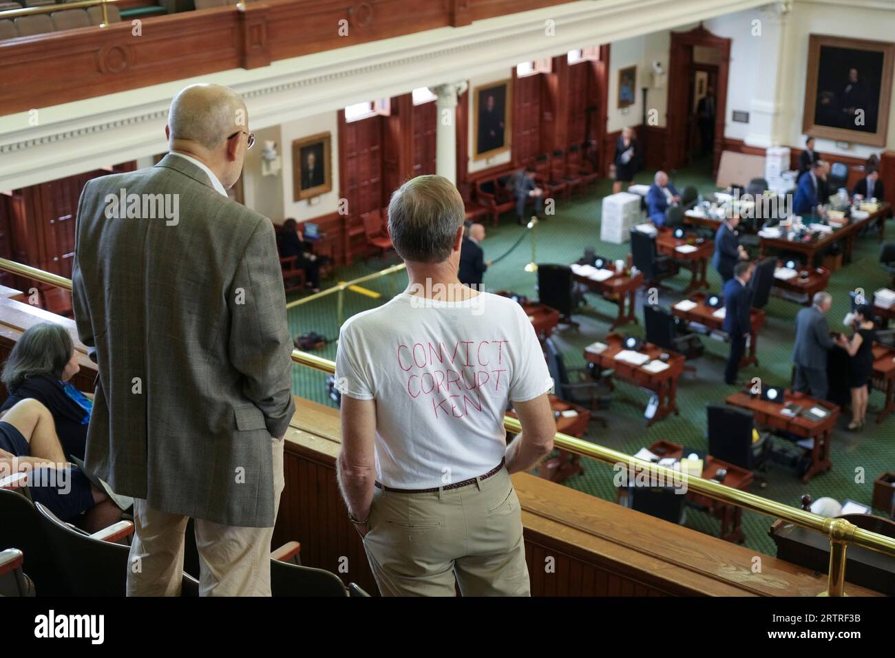Zwei Zuschauer diskutieren den Paxton-Prozess während einer Nachmittagspause am 8. Tag im Amtsenthebungsverfahren von Texas Attorney General Ken Paxton im Senat von Texas am 14. September 2023. Quelle: Bob Daemmrich/Alamy Live News Stockfoto