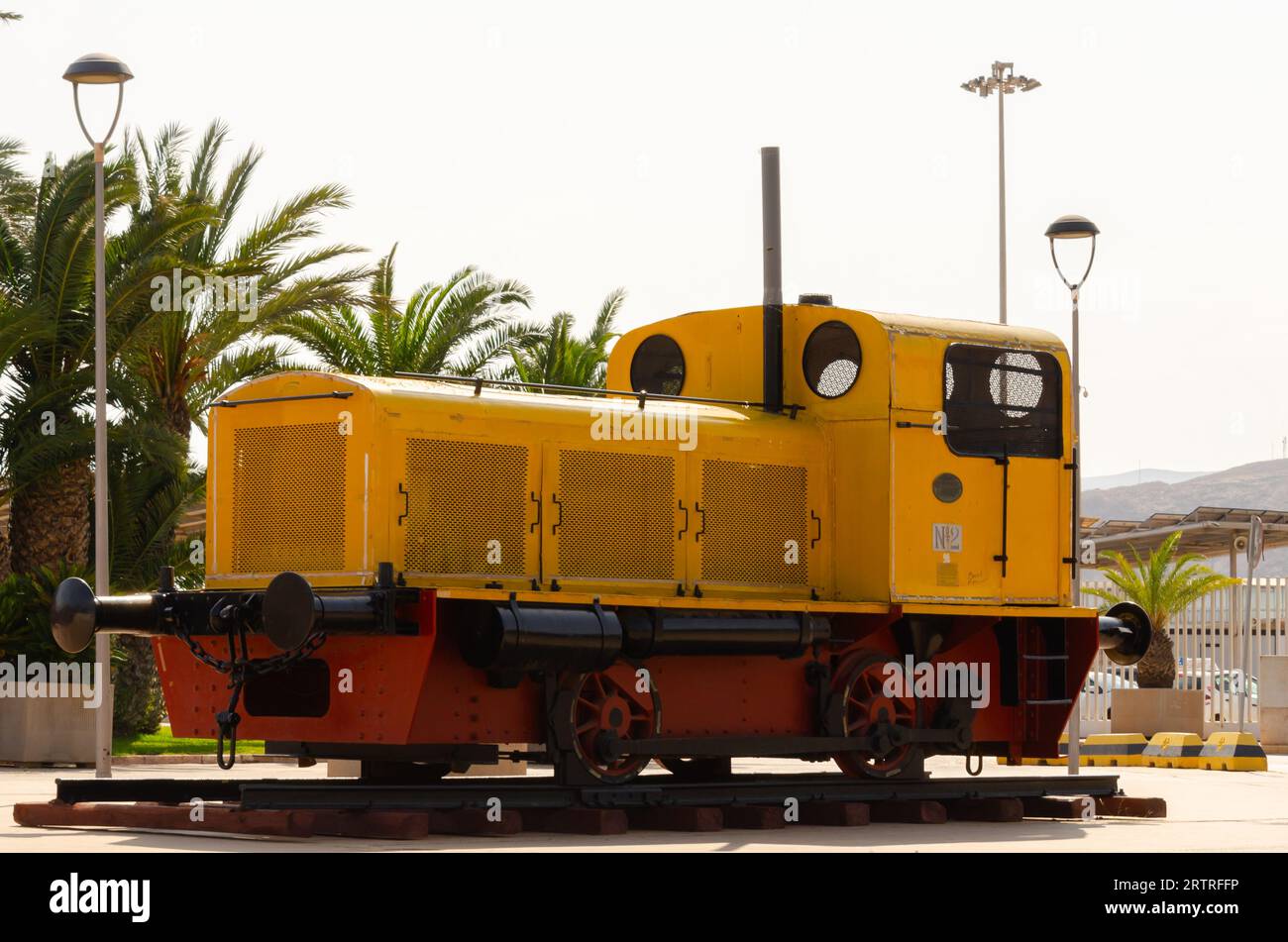 ALMERIA, SPANIEN - 26. MAI 2023 Alte Deutz-Lokomotive in einer Küstenstadt im Hafen an der Levante-Pier und der Rambla-Mündung Stockfoto