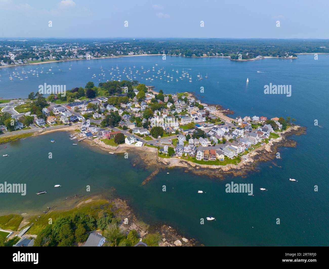 Juniper Point und Winter Island im Sommer im historischen Viertel Salem Neck mit der Mündung des Danvers River zum Beverly Harbor auf der Rückseite, City of Stockfoto