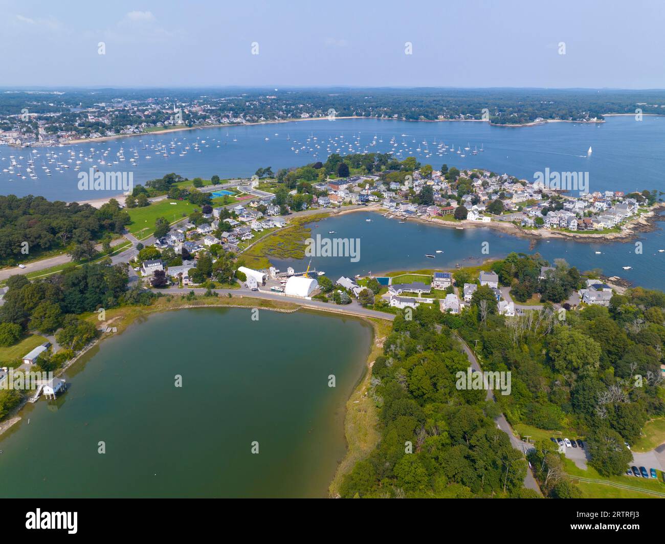Juniper Point und Winter Island im Sommer im historischen Viertel Salem Neck mit der Mündung des Danvers River zum Beverly Harbor auf der Rückseite, City of Stockfoto