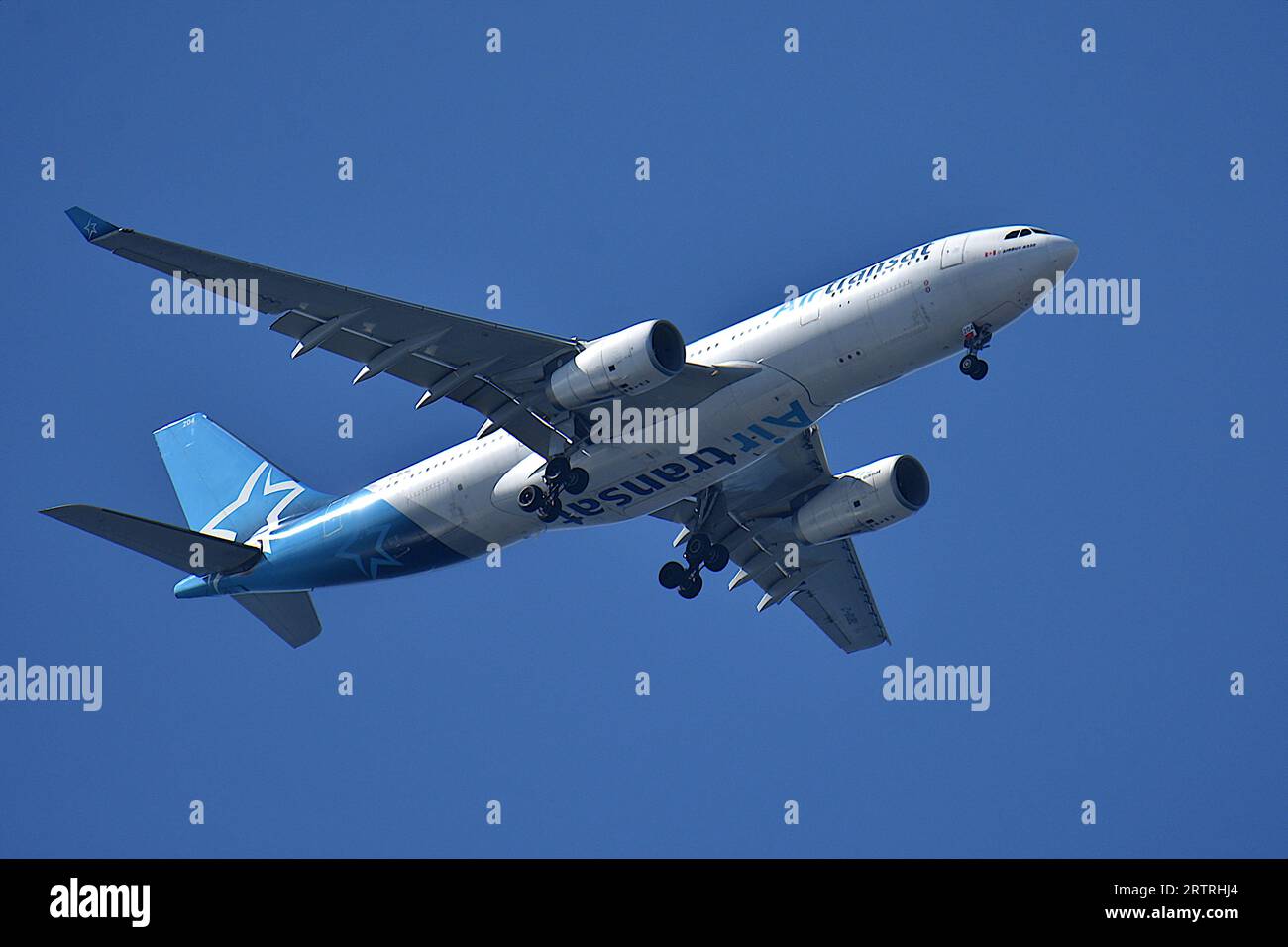 Ein Flugzeug von Air Transat kommt am Flughafen Marseille Provence an. Stockfoto