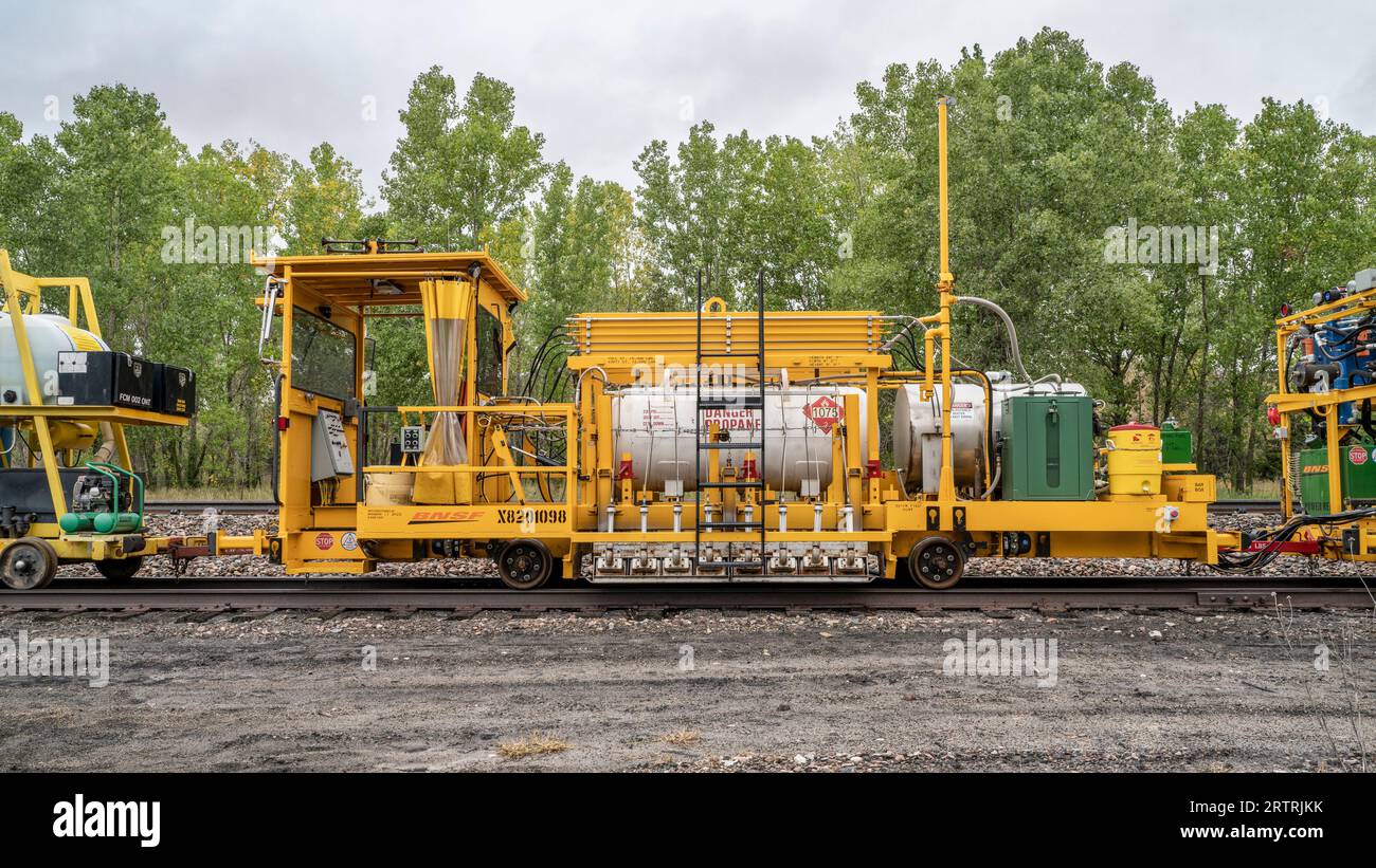 Dunning, NE, USA - 10. September 2023: BNSF (Burlington Northern Santa Fe) Gleisanschluss mit Gleisinstandhaltungsfahrzeugen und -Maschinen. Stockfoto