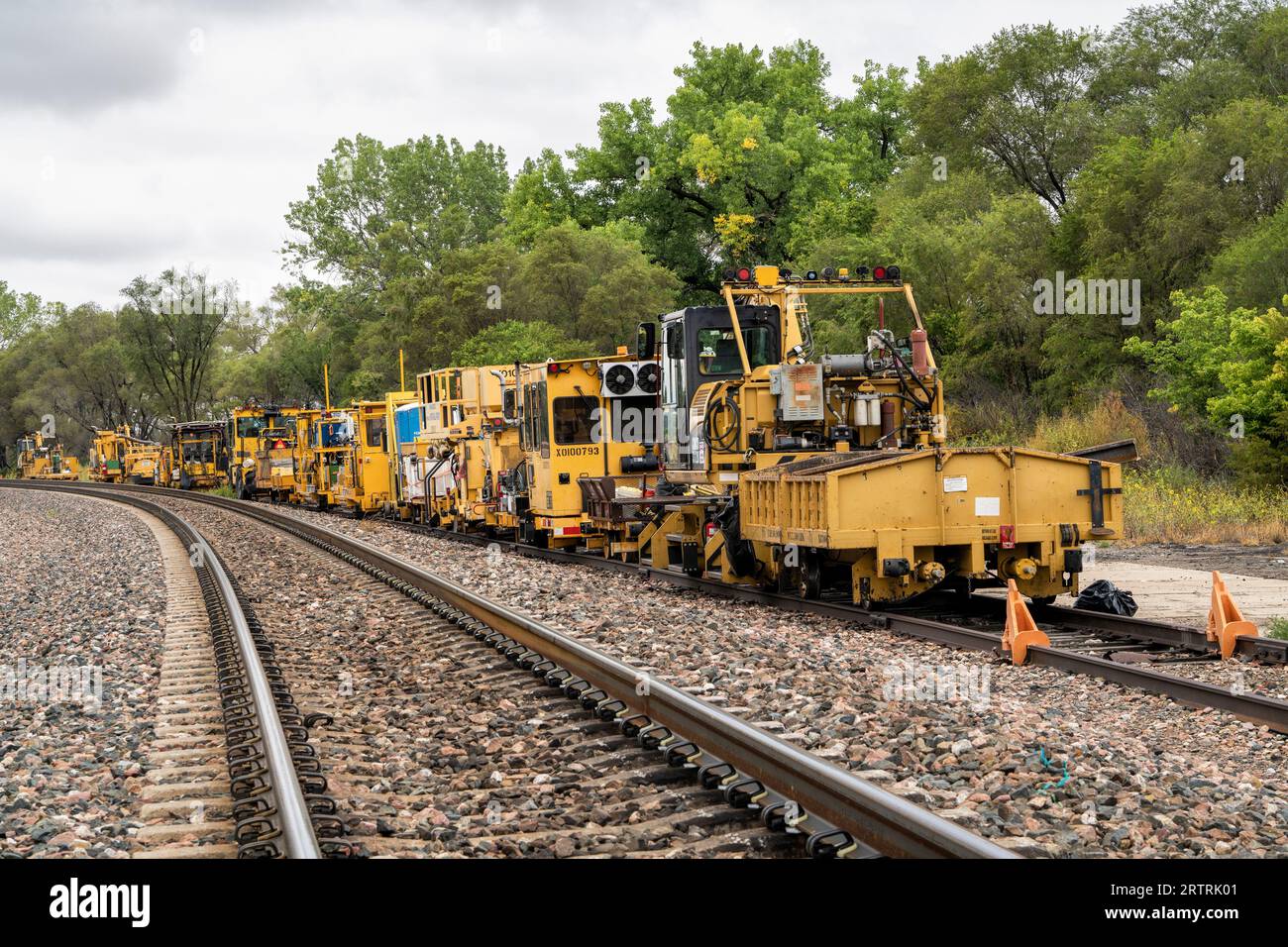 Duning, NE, USA - 10. September 2023: Eisenbahngleisinstandhaltungsfahrzeuge auf dem Anschlussgleis BNSF. Stockfoto
