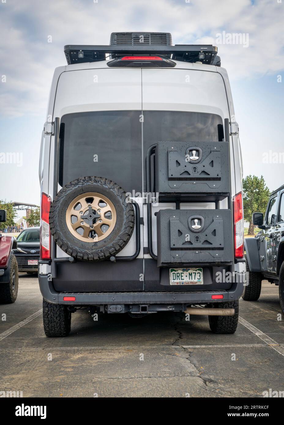 Loveland, CO, USA - 26. August 2023: Back of Storyteller Overland Mode LT, 4x4-Wohnmobil auf Basis eines Ford Transit Fahrgestells mit Reserverad und Gepäckträger Stockfoto