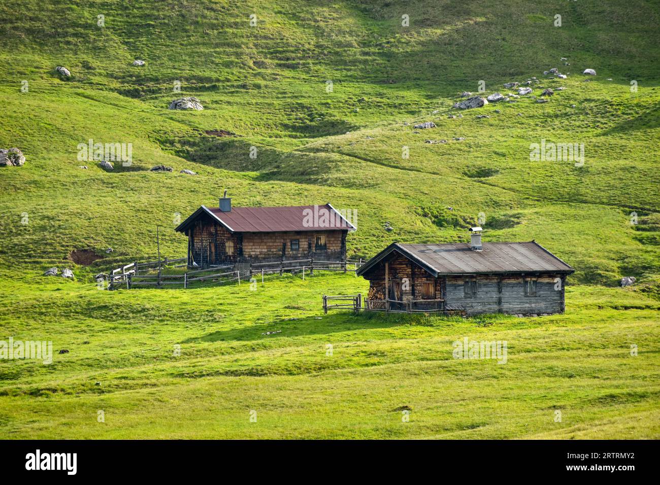 Almhütten auf dem Hochplateau der Reiteralm im Nationalpark Berchtesgaden an der Grenze zwischen Bayern und Österreich Stockfoto