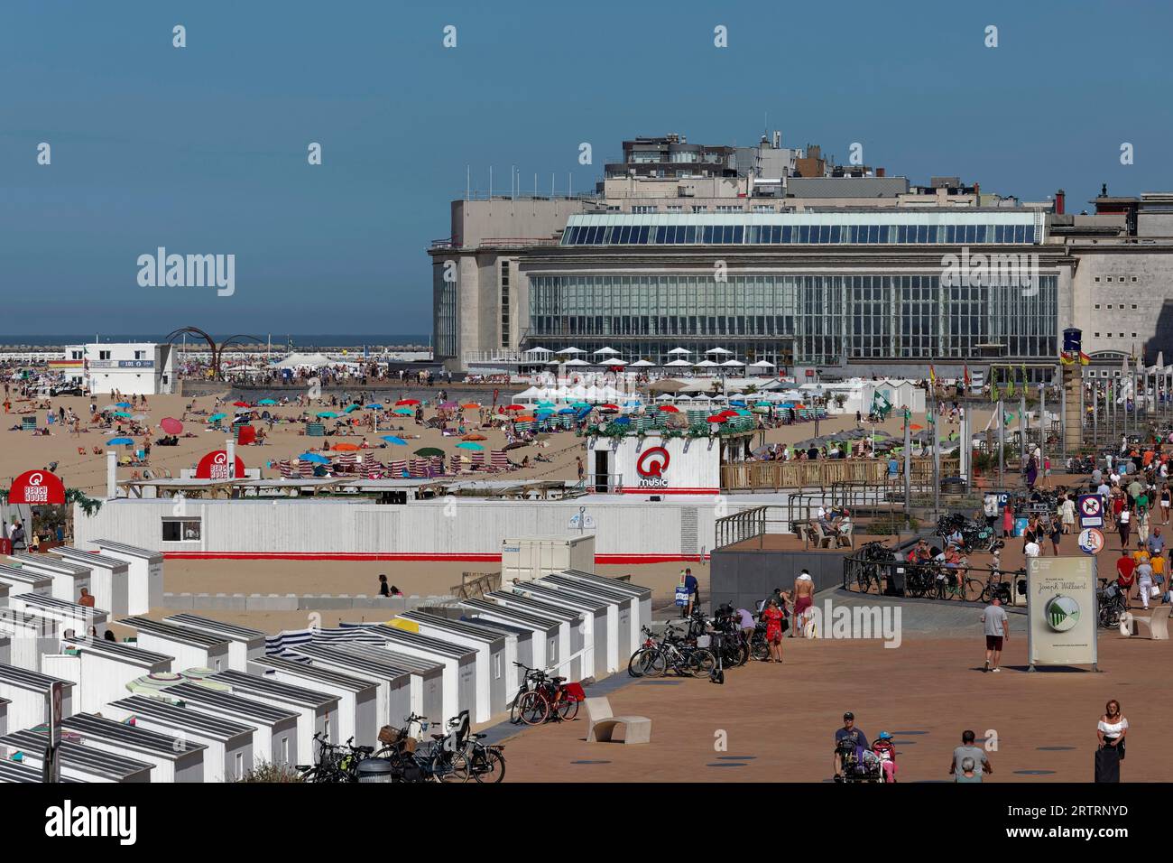 Strand und Albert I Promenade mit vielen Menschen im Sommer, Casino Oostende, Ostend, belgische Küste, Westflandern, Belgien Stockfoto