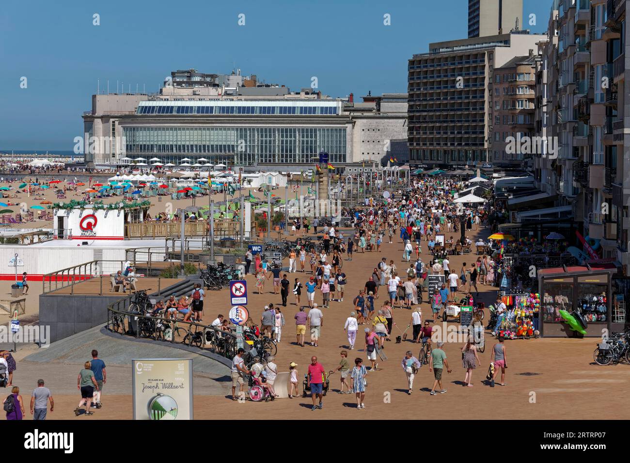 Albert I Promenade mit vielen Menschen im Sommer, Casino Oostende, Ostend, belgische Küste, Westflandern, Belgien Stockfoto