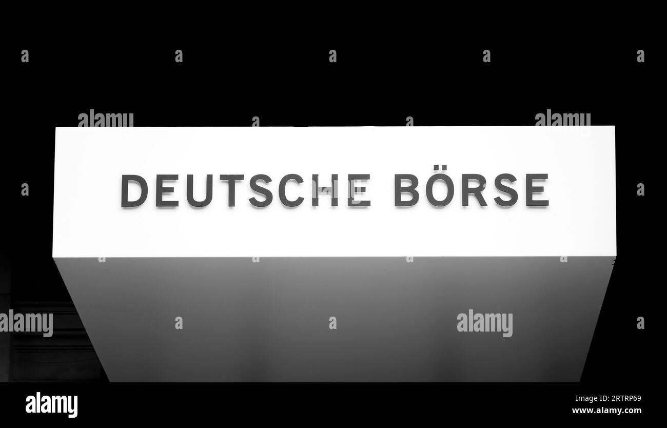 Schild mit Inschrift Deutsche Boerse, schwarz-weiß, Frankfurt am Main, Hessen, Deutschland Stockfoto