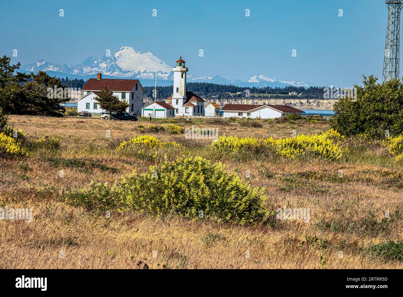 WA23627-00...WASHINGTON - Point Wilson Lighthouse und Mount Baker vom Fort Worden Historic State Park. Stockfoto