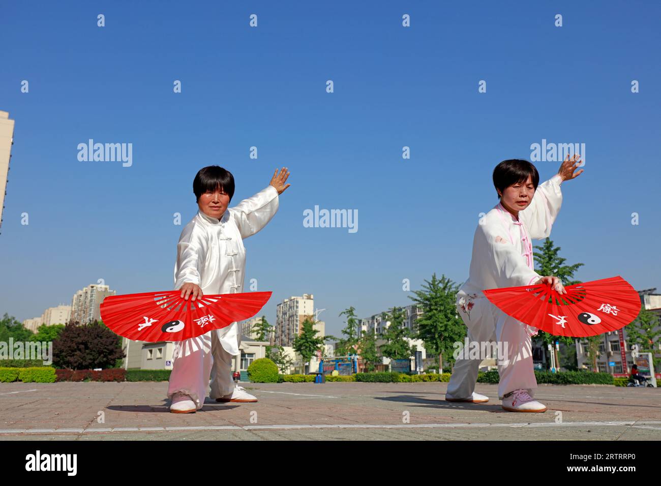 Luannan County - 19. Mai 2018: Chinesisches Taijiquan auf dem Platz, Luannan County, Provinz Hebei, China Stockfoto