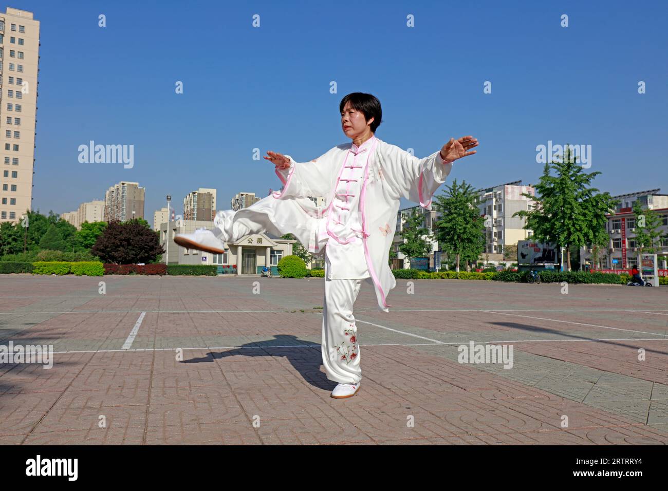 Luannan County - 19. Mai 2018: Chinesisches Taijiquan auf dem Platz, Luannan County, Provinz Hebei, China Stockfoto