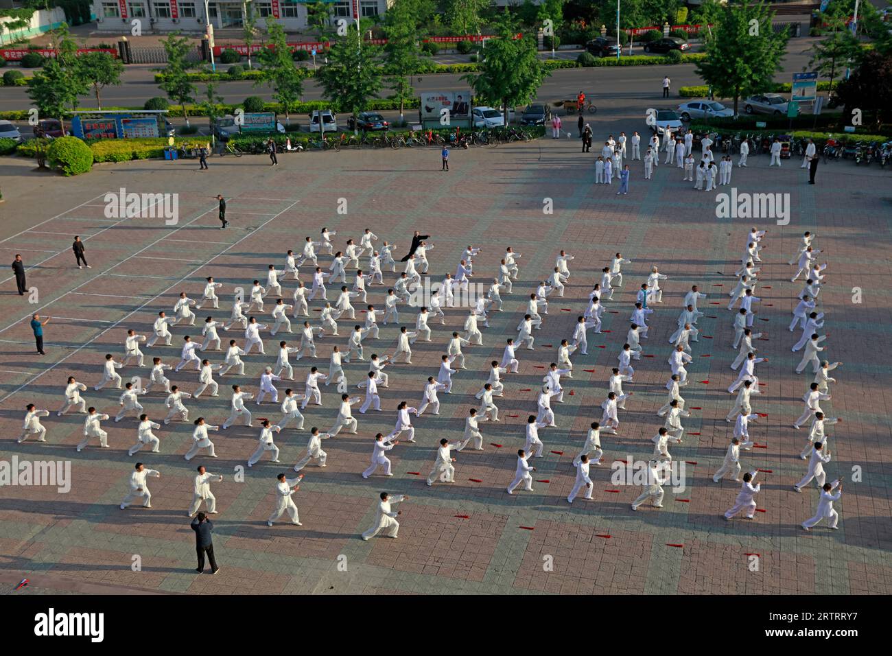 Luannan County - 19. Mai 2018: Chinesisches Taijiquan auf dem Platz, Luannan County, Provinz Hebei, China Stockfoto