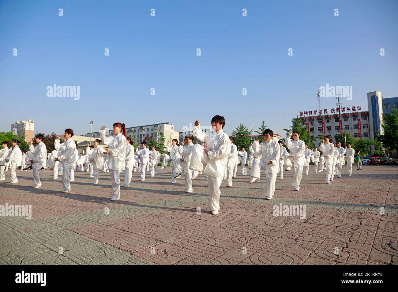 Luannan County - 19. Mai 2018: Chinesisches Taijiquan auf dem Platz, Luannan County, Provinz Hebei, China Stockfoto