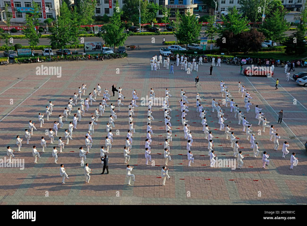 Luannan County - 19. Mai 2018: Chinesisches Taijiquan auf dem Platz, Luannan County, Provinz Hebei, China Stockfoto