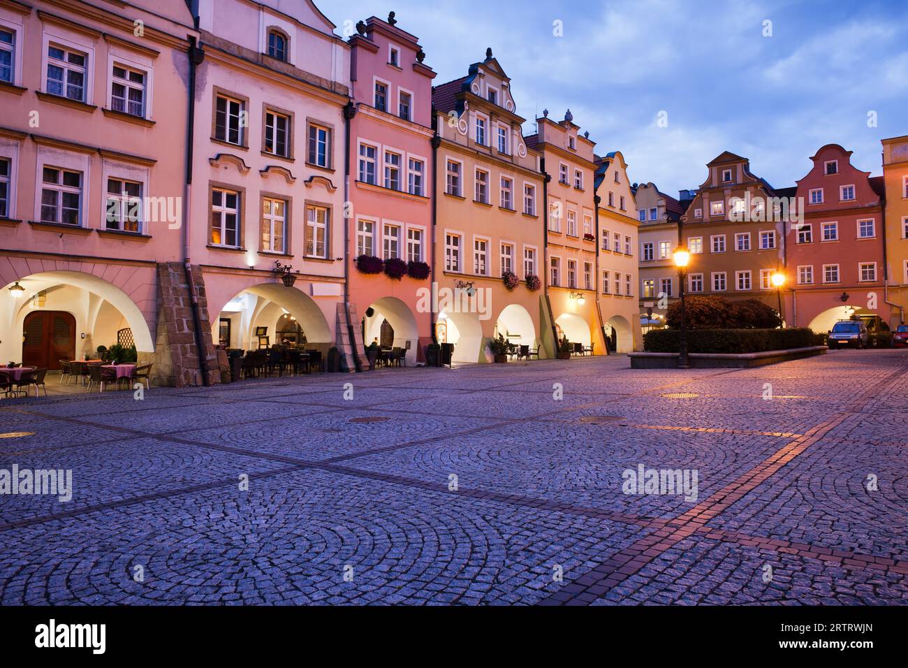 Stadt Jelenia Gora in Polen, Altstadtmarkt mit Giebelhäusern mit Laubengängen am Abend, Woiwodschaft Niederschlesien Stockfoto