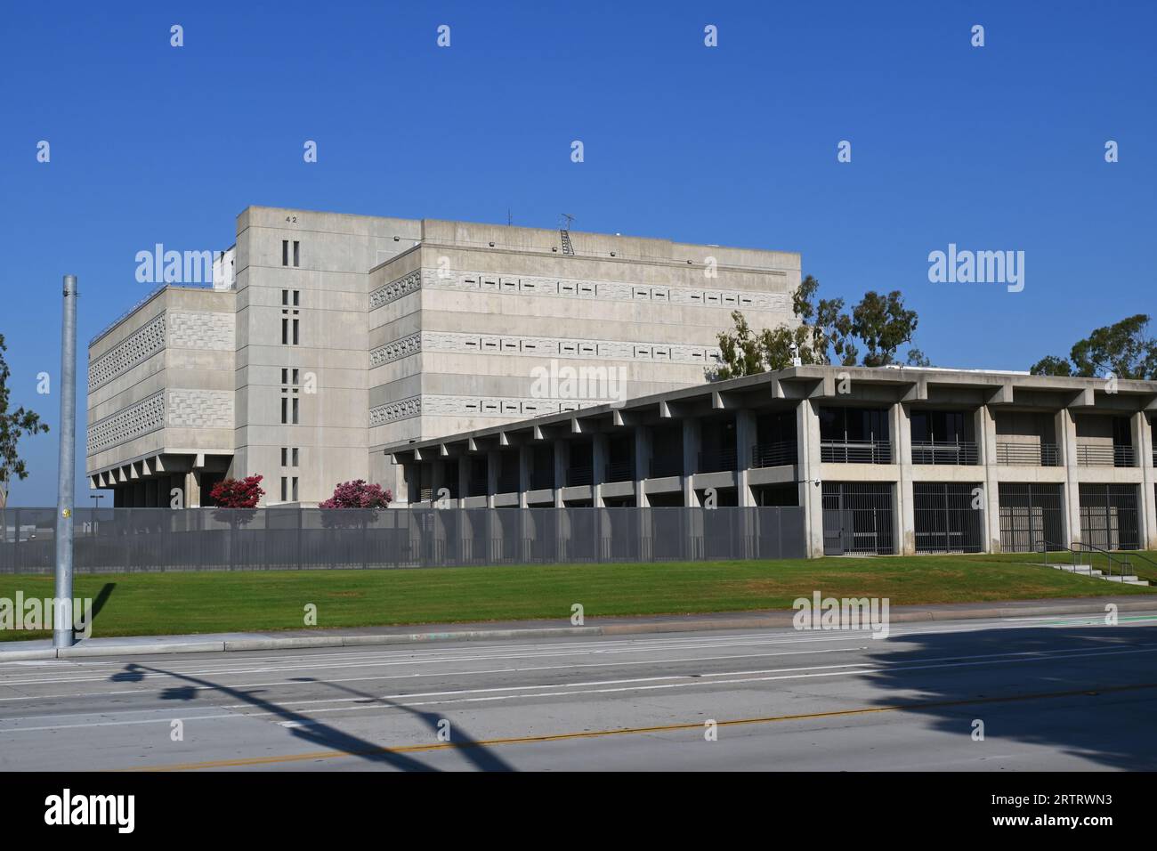 SANTA ANA, KALIFORNIEN - 8. SEPTEMBER 2023: Orange County Mens Central Jail and Sheriffs Department Buildings. Stockfoto