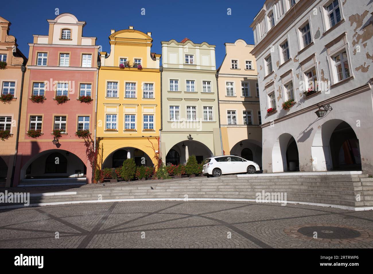 Stadt Jelenia Gora in Polen, Marktplatz in der Altstadt, historische Häuser mit Arkaden und Giebeln, Woiwodschaft Niederschlesien Stockfoto