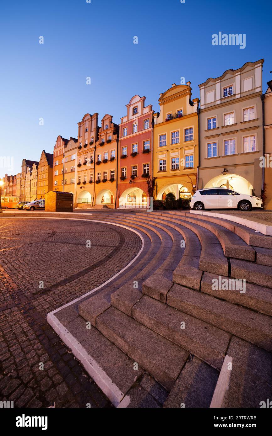 Stadt Jelenia Gora in Polen, Marktplatz der Altstadt mit historischen Giebelhäusern in der Dämmerung, Woiwodschaft Niederschlesien Stockfoto