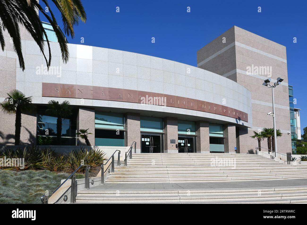 SANTA ANA, KALIFORNIEN - 8. SEPTEMBER 2023: Das Gebäude der Santa Ana Police Department. Stockfoto