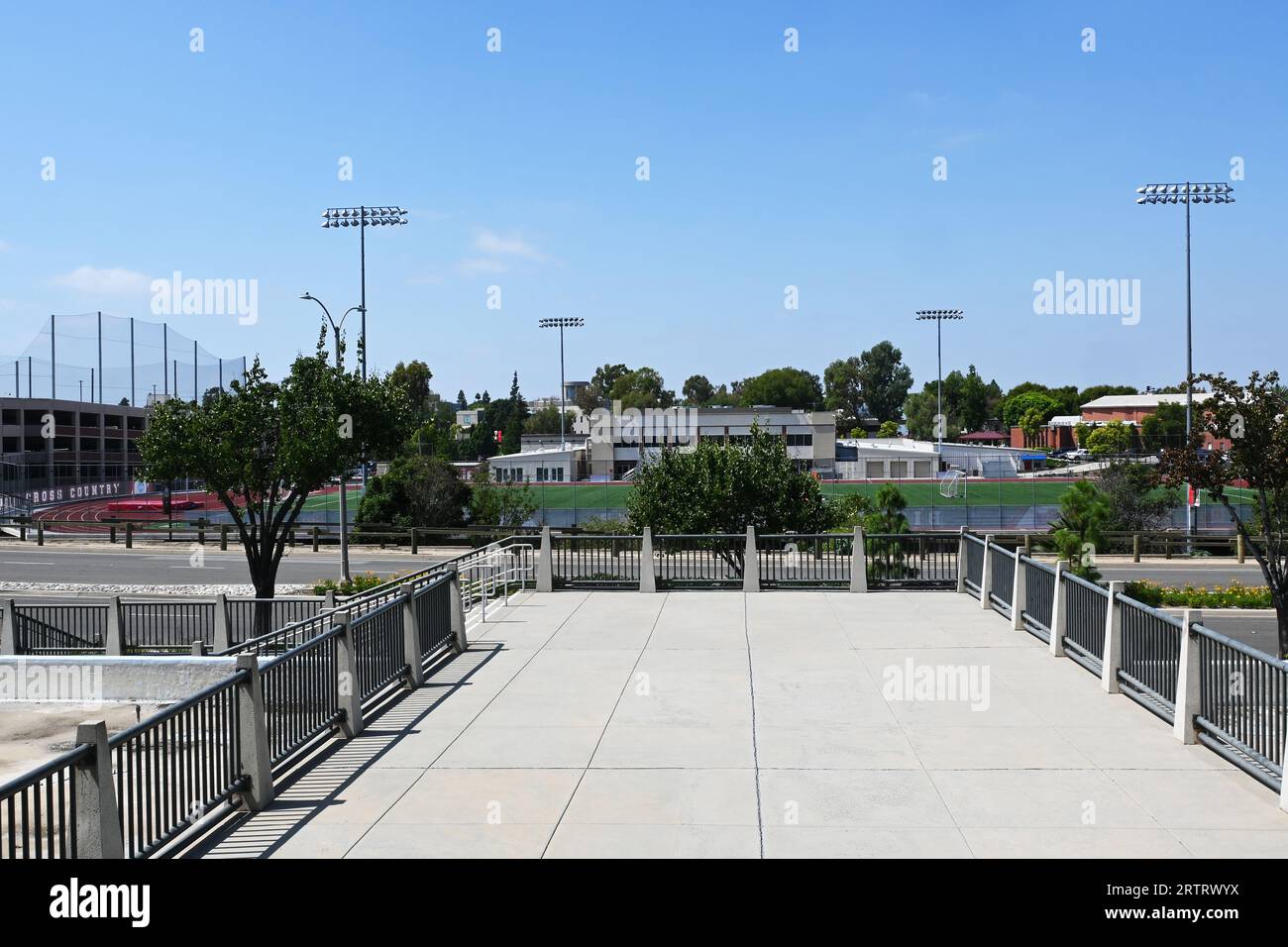 LA MIRADA, KALIFORNIEN - 13. SEPTEMBER 2023: Biola University Athletic Fields gesehen vom La Mirada Civic Center. Stockfoto