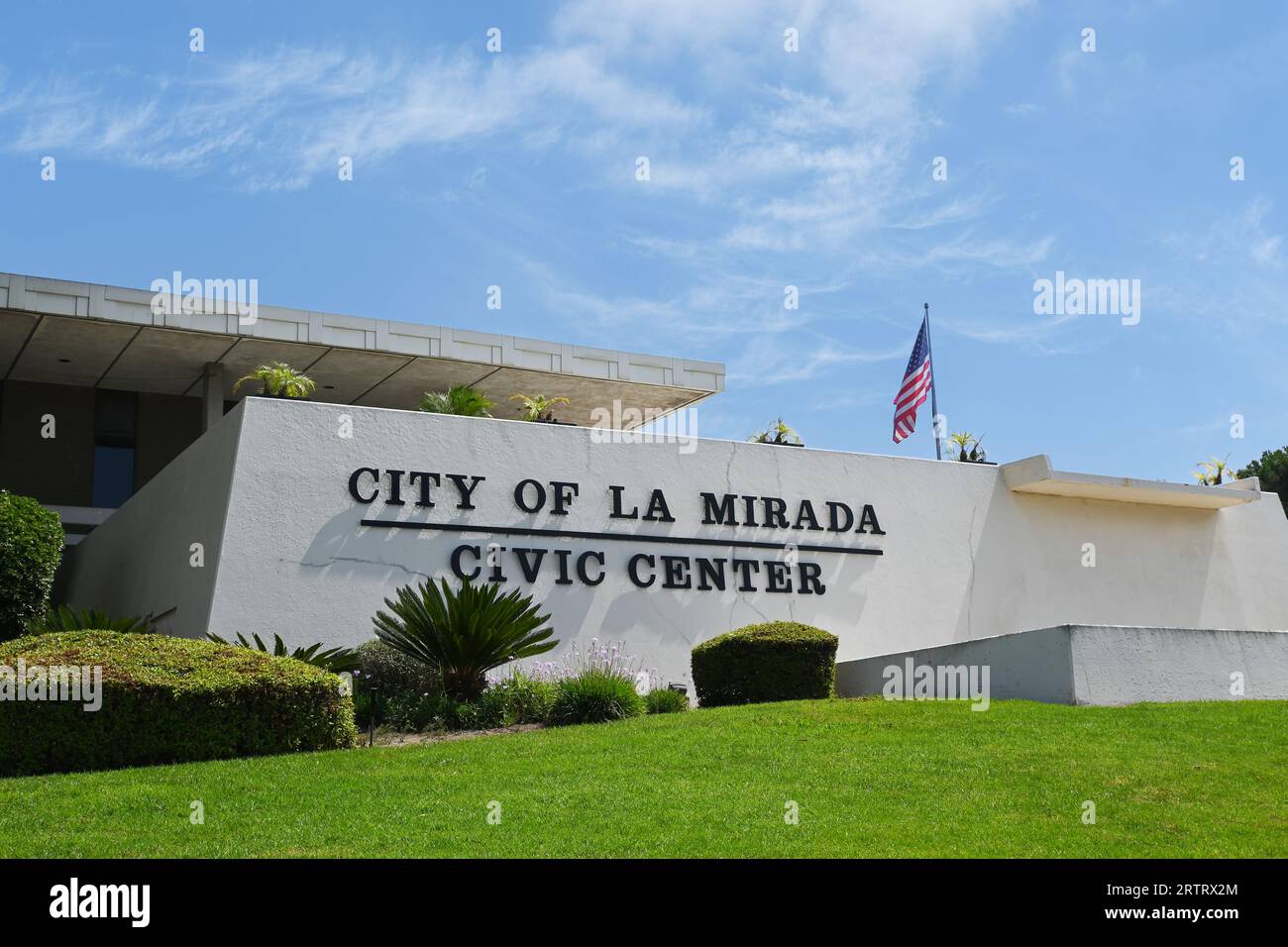 LA MIRADA, KALIFORNIEN - 13. SEPTEMBER 2023: Schild in der City of La Mirada Civic Center. Stockfoto