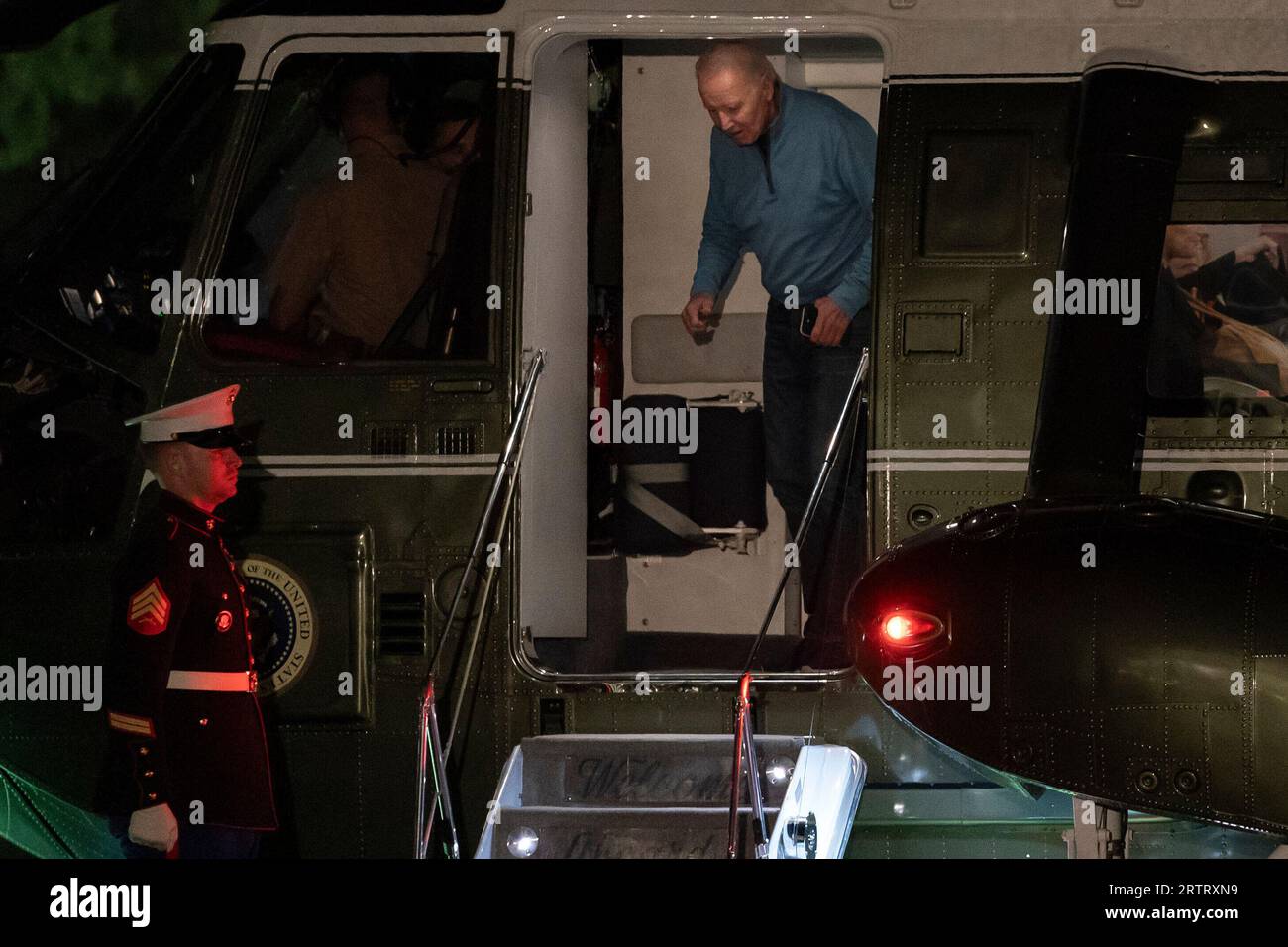 US-Präsident Joe Biden verlässt Marine One, als er am 12. September 2023 auf dem South Lawn of the White House in Washington, DC ankommt, nachdem er am Dienstag, dem 12. September, ein Wochenende nach Indien, Vietnam und Alaska gereist ist. Gutschrift: Nathan Howard/Pool über CNP Stockfoto
