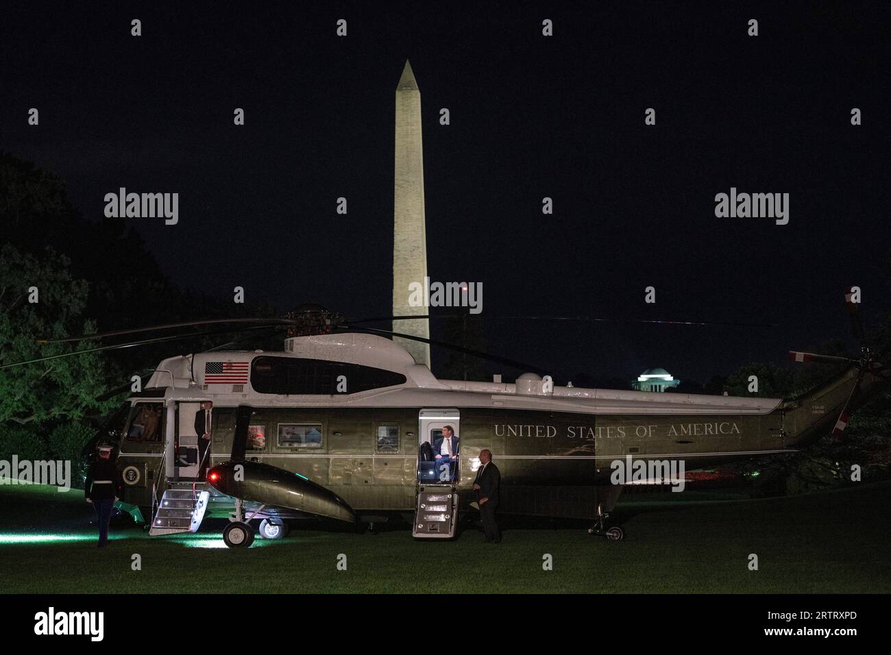 US-Präsident Joe Biden kommt an Bord von Marine One auf dem South Lawn of the White House in Washington, DC nach einer Wochenendreise nach Indien, Vietnam und Alaska am Dienstag, 12. September 2023. Gutschrift: Nathan Howard/Pool über CNP Stockfoto