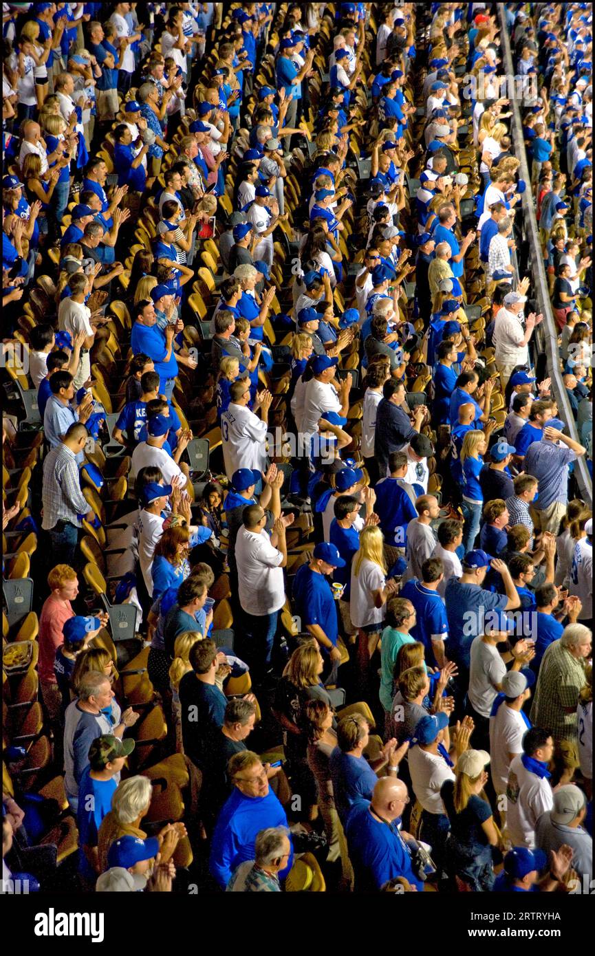 Die Fans des Dodger-Stadions, die in Dodger Blue gekleidet sind, geben dem Team während eines Spiels des Major League Baseball in Los Angeles, KALIFORNIEN, USA einen Standing Ovation. Stockfoto