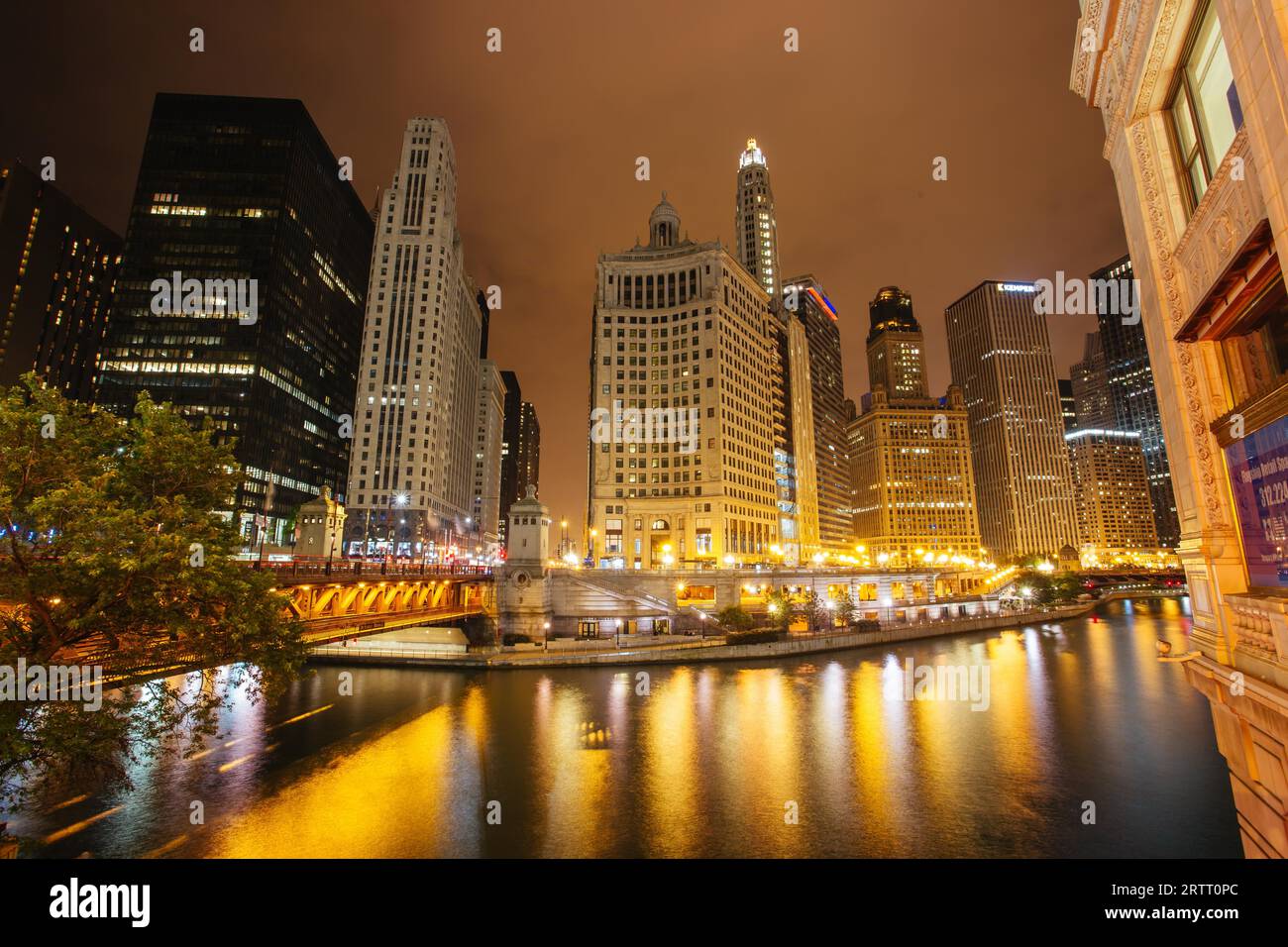 Chicago, USA, 10. August 2015: Nächtlicher Blick auf den Chicago River und die umliegenden Gebäude vom Wrigley Building und der N Michigan Avenue Stockfoto