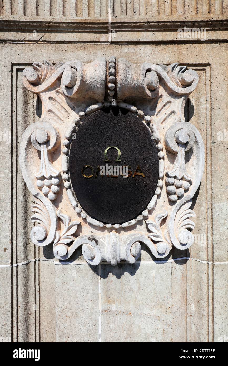 Shanghai, China - 1. Juni 2018: Omega Schweizer Uhrenlogo an der Wand, Shanghai, China Stockfoto