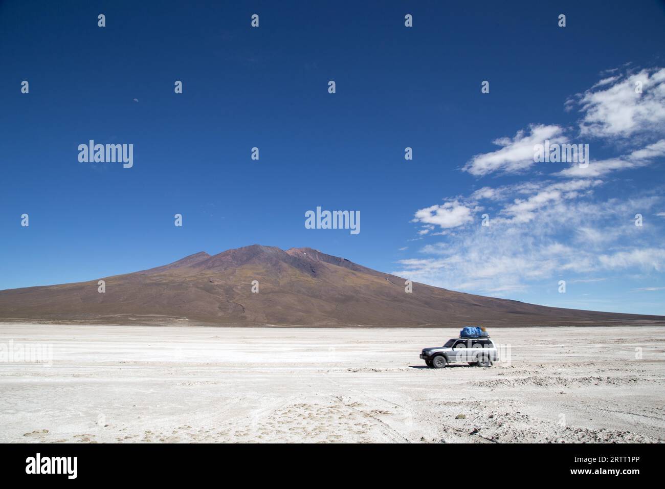 Uyuni, Bolivien, 2. November 2015: Ein Jeep auf den berühmten Salar de Uyuni Stockfoto