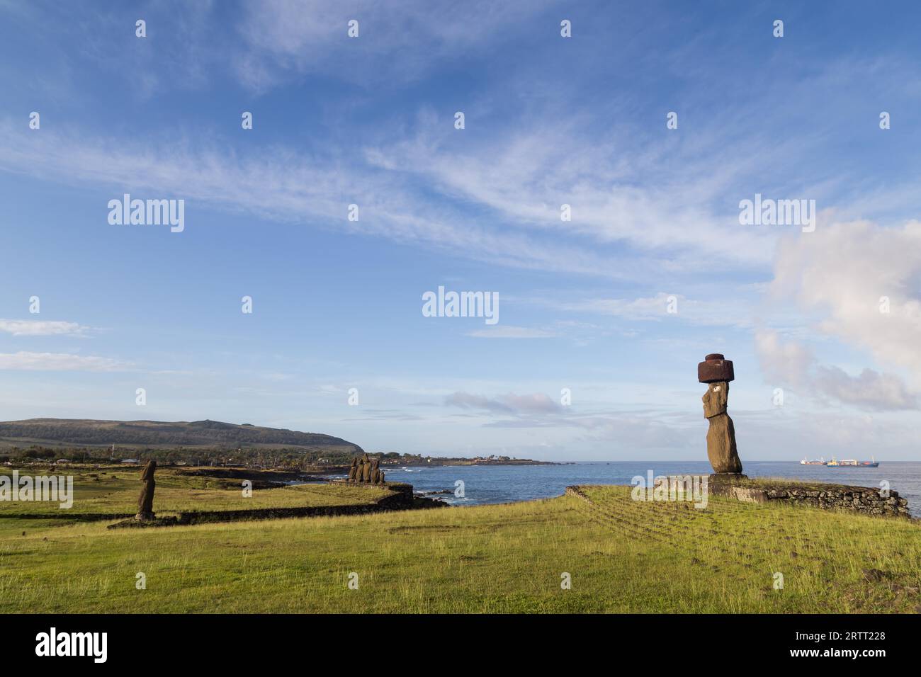 Foto des Moais in Ahu Tahai auf der Osterinsel in Chile im Morgenlicht Stockfoto