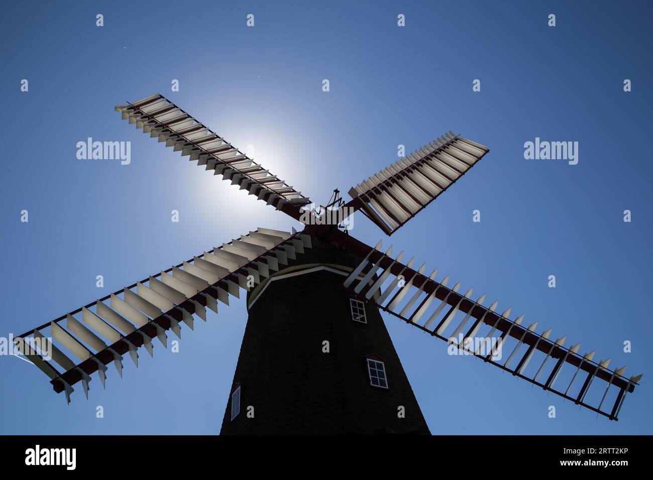 Silhouette der historischen dänischen Windmühle in Ramloese Stockfoto