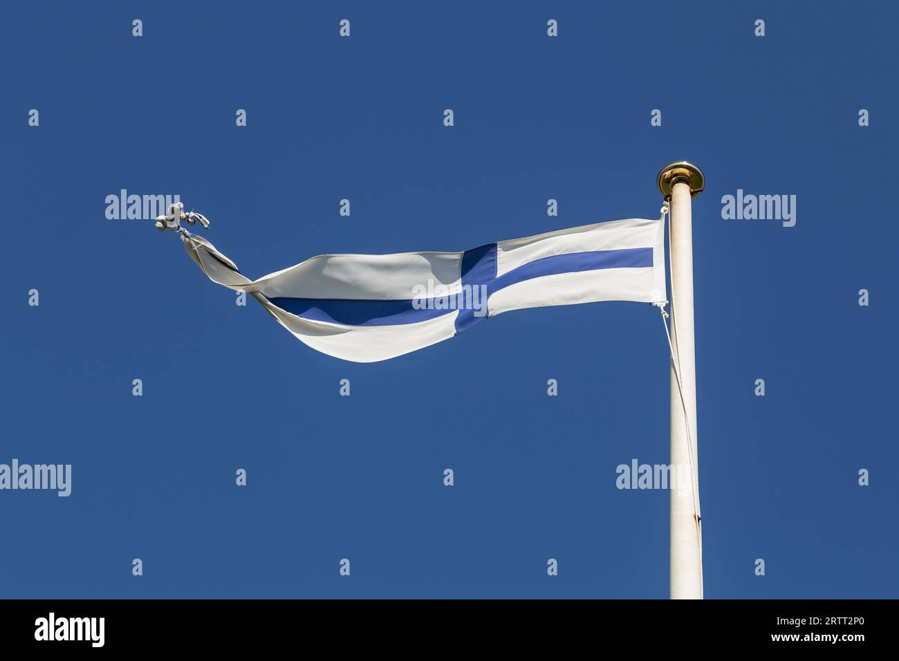 Foto einer langen und dünnen finnischen Flagge Stockfoto