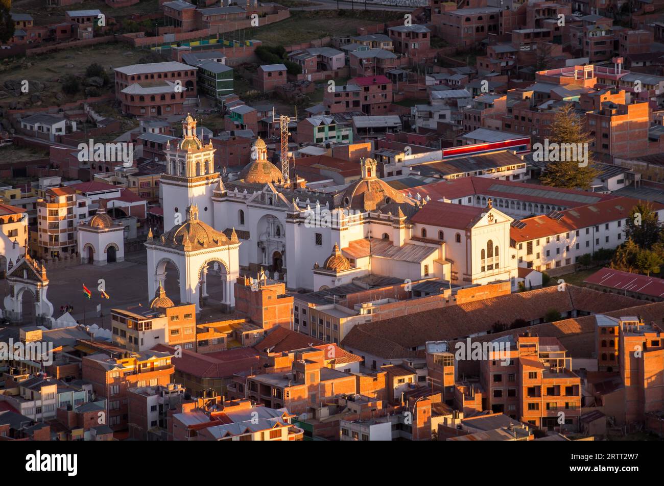 Arial Blick auf Basilika unserer lieben Frau von Copacabana, Bolivien bei Sonnenuntergang Stockfoto