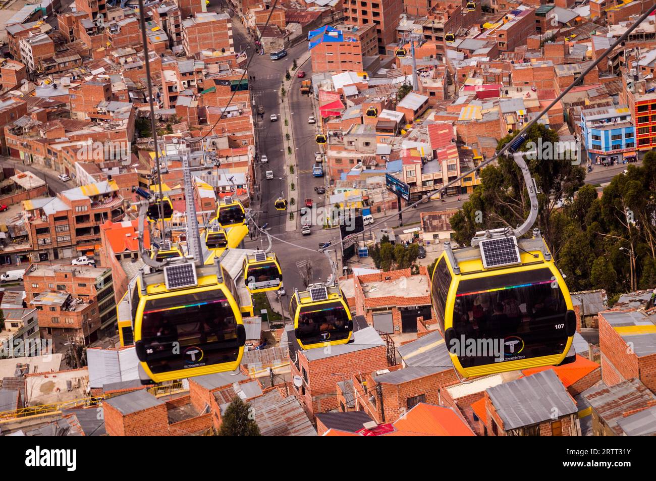 Die Seilbahnen, die La Paz und El Alto verbinden, sind Teil des öffentlichen Verkehrssystems in Bolivias größter Stadt, La Paz, BOLIVIEN im Oktober 2015 Stockfoto