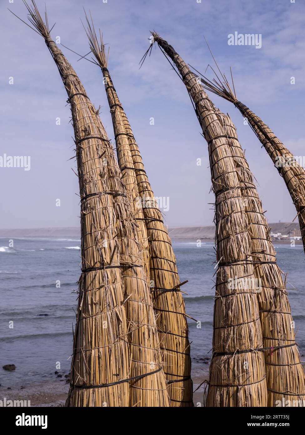 Reed Kanus genannt "Caballito de Totora" in der traditionellen Huanchaco Beach, Peru Stockfoto