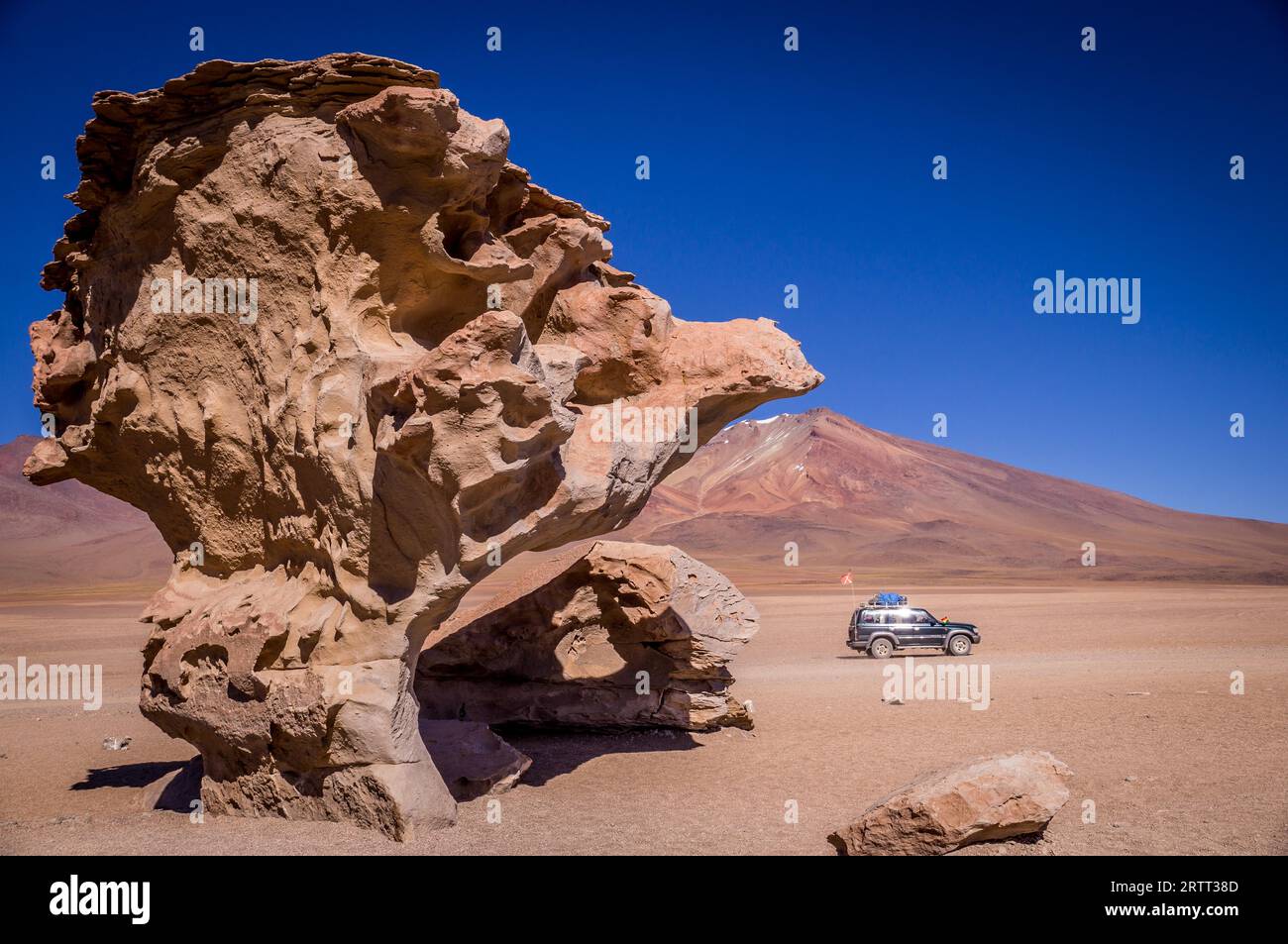 Jeep fährt an den Felsformationen Arbol de Piedra vorbei, ein beliebter Halt auf Touren für Touristen, die die Region Uyuni besuchen Stockfoto