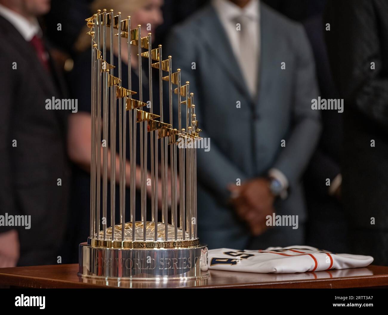 WASHINGTON, D.C. – 7. August 2023: Die Commissioner’s Trophy wird während einer Zeremonie zu Ehren der Houston Astros 2022 im Weißen Haus gesehen. Stockfoto