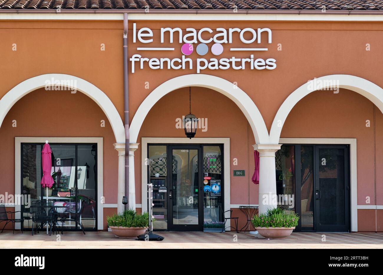 Houston, Texas, USA 07-30-2023: Außenfassade des französischen Backwarengeschäfts Le Macaron im Vintage Park, Houston, TX. Boutique-Konditorei, Außenansicht. Stockfoto