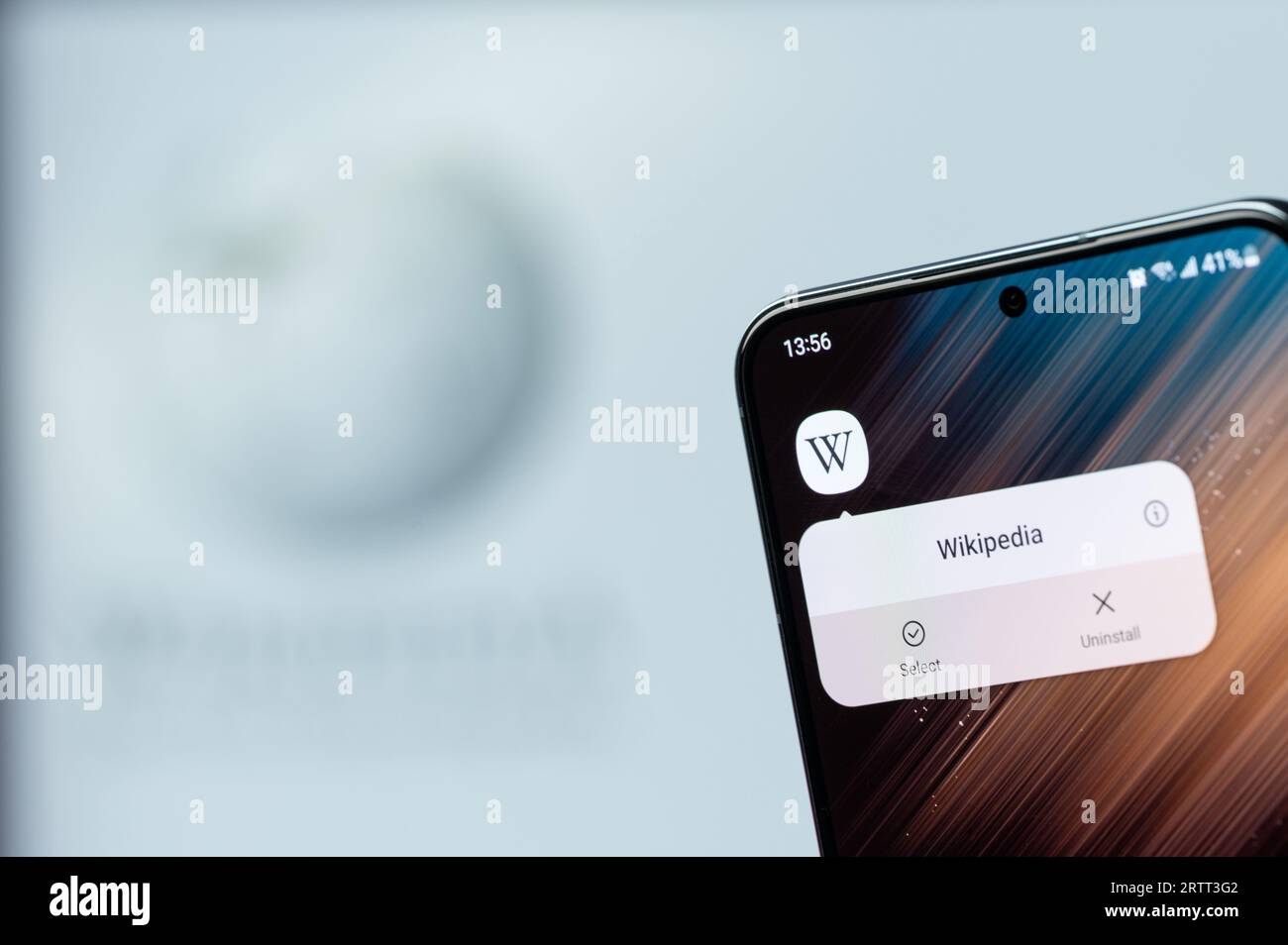New York, USA – 20. August 2023: Optionen der Wikipedia-App auf Smartphone-Bildschirm Nahaufnahme mit verschwommenem Logo-Hintergrund Stockfoto