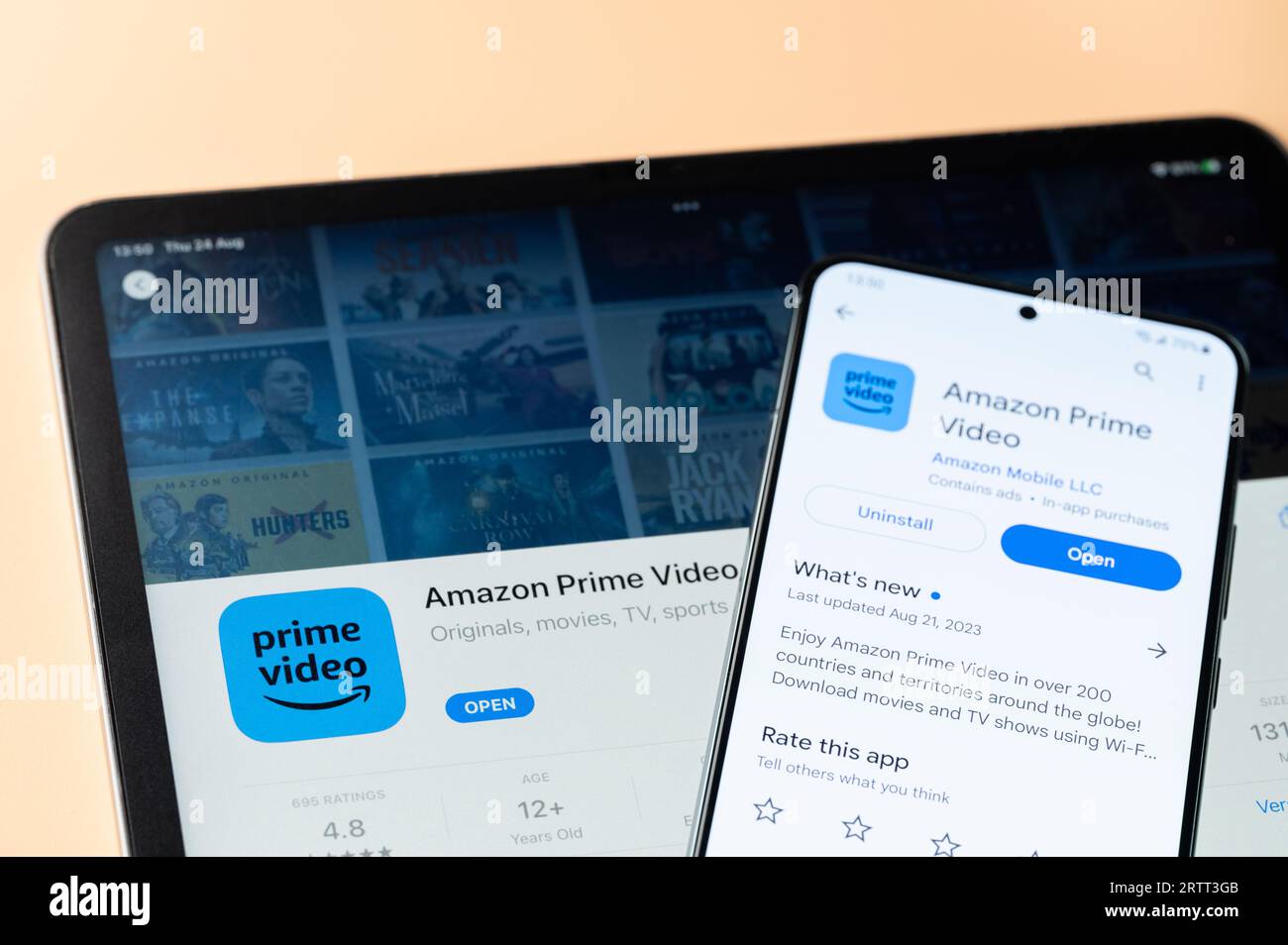 New York, USA – 24. August 2023: Amazon Prime Video App auf Ipados und google Store auf Smartphone und ipad Bildschirm Nahansicht Stockfoto
