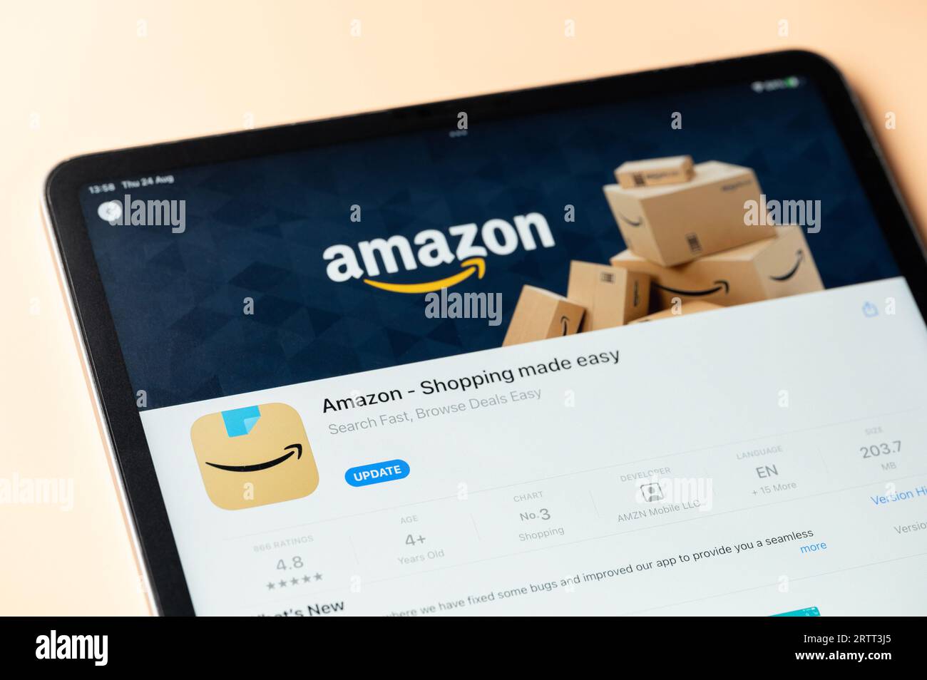 New York, USA – 24. August 2023: Amazon App im Apple Store auf dem ipad Tablet-Bildschirm Nahansicht Stockfoto