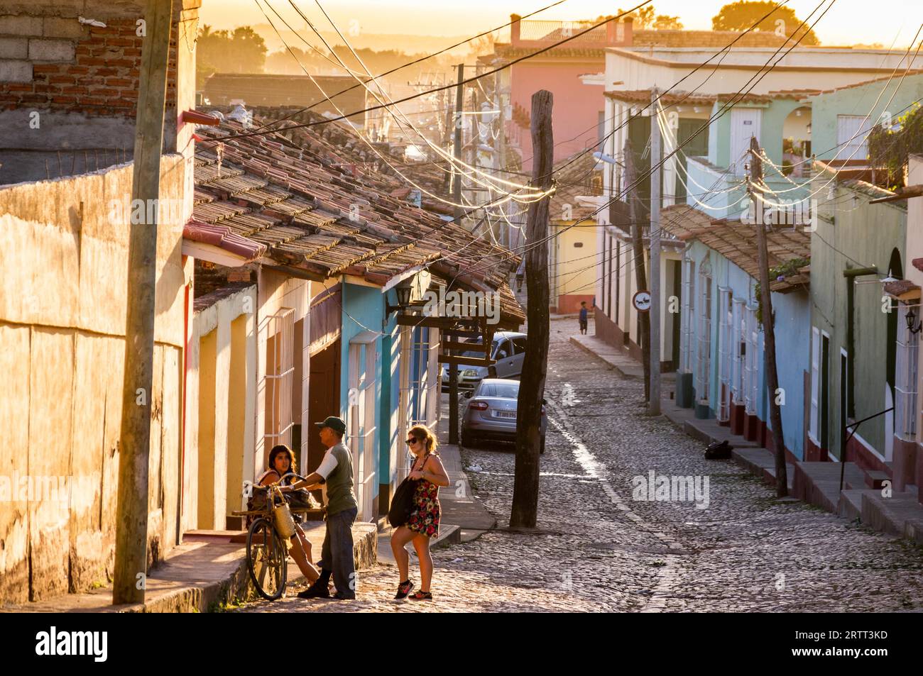 Trinidad, Kuba am 30. Dezember 2015: Das Stadtzentrum von Trinidad ist voll von Touristen, aber während der Hauptplatz einige beeindruckende Kolonialzeit hat Stockfoto