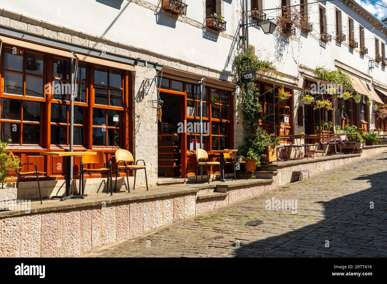 Restaurantbereich in der Stadt Gjirokaster oder Gjirokastra. Albanisch Stockfoto