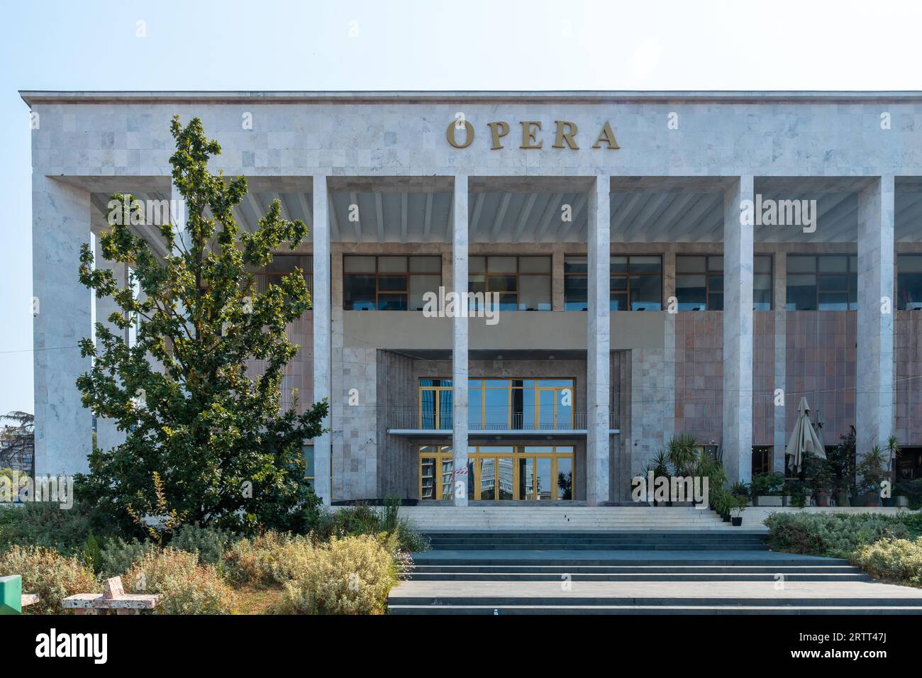 Eintritt in den Kulturpalast oder die Oper am Skanderbeg-Platz in Tirana. Albanien Stockfoto