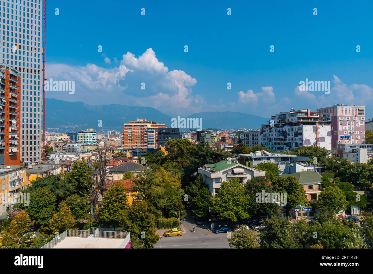 Sehr moderne Gebäude von der Pyramide von Tirana in der Nähe des Skanderbeg-Platzes in Tirana aus gesehen. Albanien Stockfoto