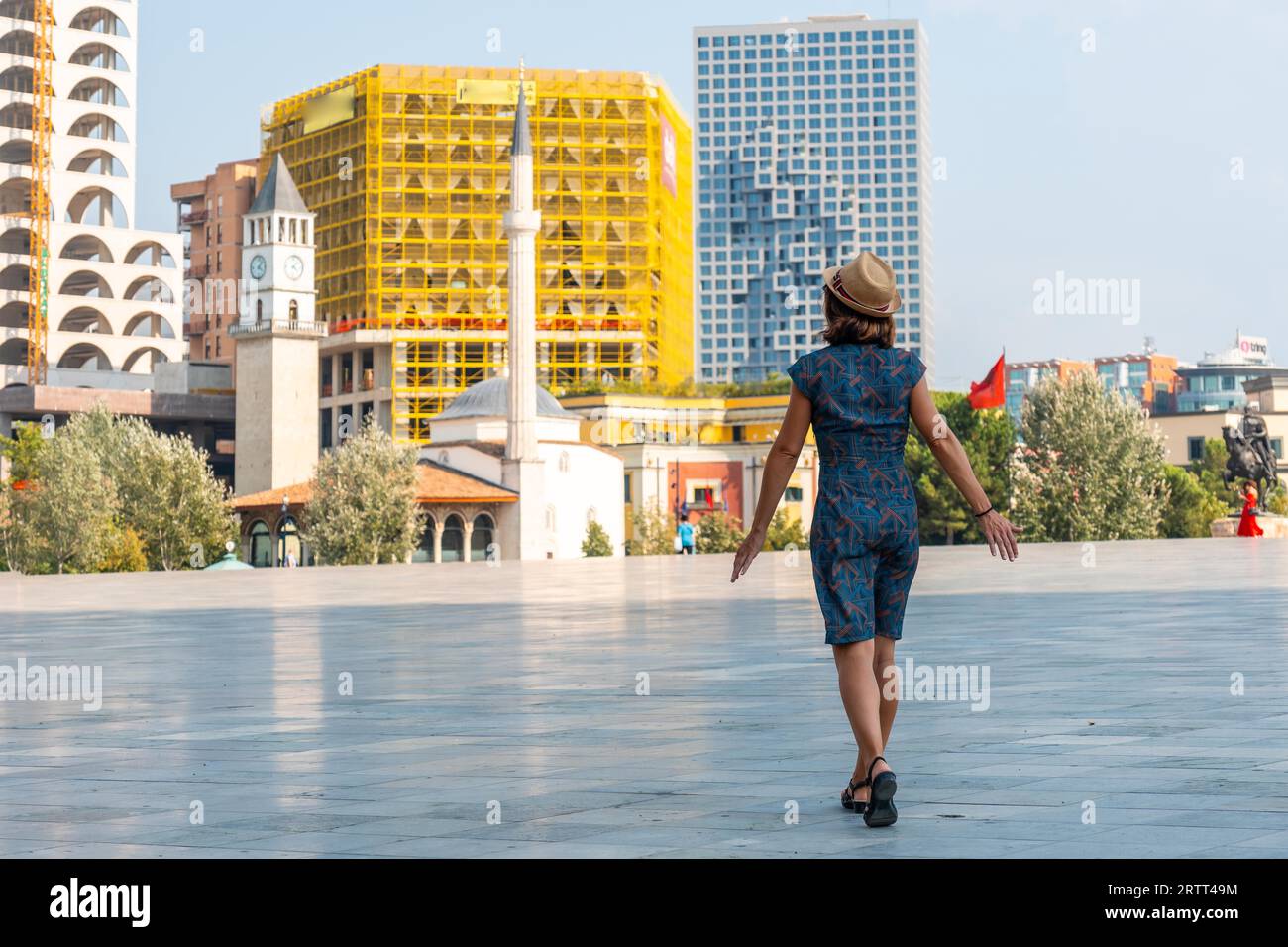 Ein touristischer Spaziergang durch den Skanderbeg Platz in Tirana. Albanien Stockfoto